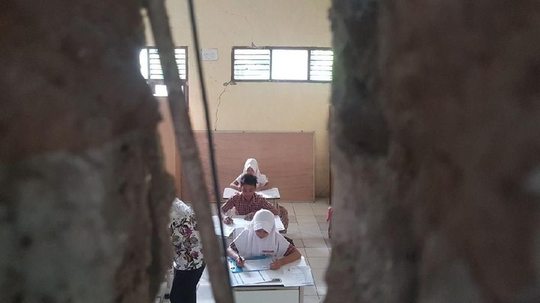 Siswa SD di Serang UN di Bawah Bayang-bayang Ambruknya Gedung Siswa SD di Serang UN di Bawah Bayang-bayang Ambruknya Gedung