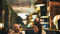 Selalu terlihat mesra. Lukman Sardi dan Pricillia Pulunggono memang sering menyempatkan diri untuk makan berdua ataupun dengan anak-anak. Foto: Instagram @lukmansrd