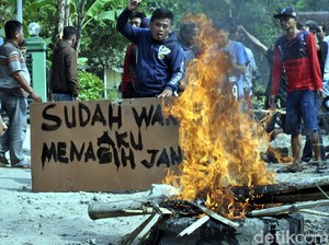 Warga Bojong Sukabumi Ancam Terus Blokir Jalan dengan TV dan Pohon