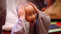 Begini ekspresi kocak dari biksu cilik saat kepalanya digundui di Kuil Jogye, Seoul, Korea Selatan, Rabu (2/5). REUTERS/Kim Hong-Ji.
