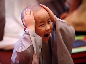 Ekspresi Kocak Biksu Cilik Korsel saat Digunduli