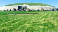 Inilah Newgrange, pemakaman tua yang sekilas mirip pesawat luar angkasa UFO (guilhem_sailes/Instagram)