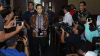 Memasuki ruang sidang, Novanto tampak mengenakan kemeja batik warna hijau-ungu.