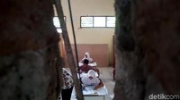 Mereka harus bertaruh nyawa dibangunan yang nyaris ambruk tersebut.