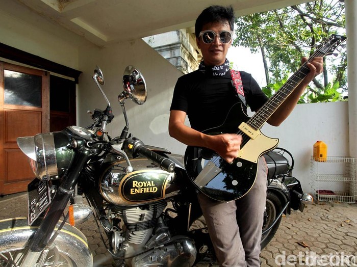denny chasmala dan koleksi skuter tua Musisi Denny Chasmala jatuh cinta pada skuter tua. Ketertarikan kepada Vespa karena unik dan sangat kuat. Yuk, intip koleksi skuternya.