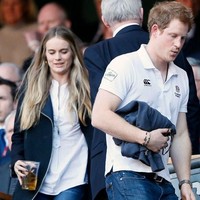 Sebelum menjalin hubungan dengan Meghan Markle, Pangeraan Harry sempat menjalin hubungan asmara dengan wanita cantik bernama Cressida Bonas. Rumor beredar bahwa Pangeran Harry pernah berencana ingin menikahi mantan kekasihnya itu. Inilah pesona Cressida yang tak kalah cantik dari Meghan Markle.  Foto: Getty Images