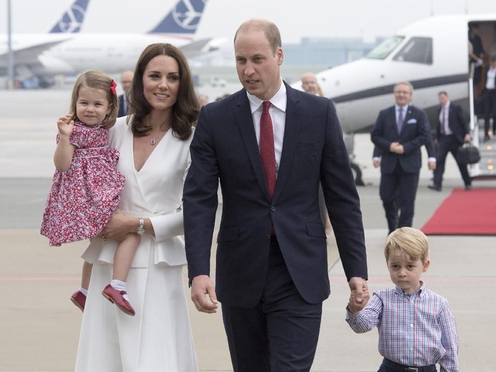 Kate Middleton WELLINGTON, NEW ZEALAND - APRIL 07: Prince William, Duke of Cambridge, Catherine, Duchess of Cambridge and Prince George of Cambridge arrive at Wellington Airport on April 7, 2014 in Wellington, New Zealand. The Duke and Duchess of Cambridge are on a three-week tour of Australia and New Zealand, the first official trip overseas with their son, Prince George of Cambridge. (Photo by Hagen Hopkins/Getty Images)