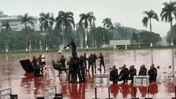 Aksi TNI di depan Jokowi dan Sultan Bolkiah