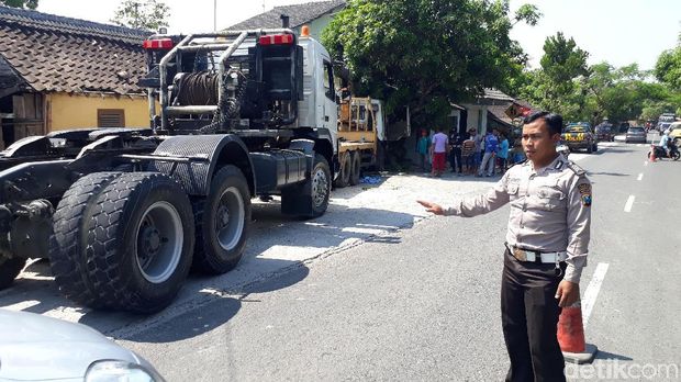 Truk crane tabrak tiga rumah/