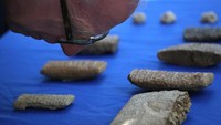 Petugas Imigrasi dan Bea Cukai Amerika Serikat mengembalikan ribuan artefak yang diselundupkan secara ilegal dari Irak oleh jaringan seni dan kerajinan Hobby Lobby. Win McNamee/Getty Images.
