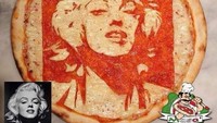 Sosok legendaris, Marilyn Monroe juga tergambar di atas pizza. Matteo hanya mengandalkan saus tomat dan keju untuk membuat siluet tokoh atau aktor-aktor ternama di atas pizza. Foto: Instagram masapizzart