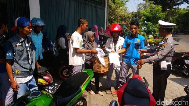 Salut, Siswa SMA di Probolinggo Ramai-ramai Sumbangkan Seragam