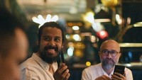 Tulisannya Geng Brewok, terlihat Lukman Sardi sedang berkumpul bersama Chiko Jeriko sambil ngopi. Menurut kamu jenggotnya kerenan siapa? Foto: Instagram @lukmansrd