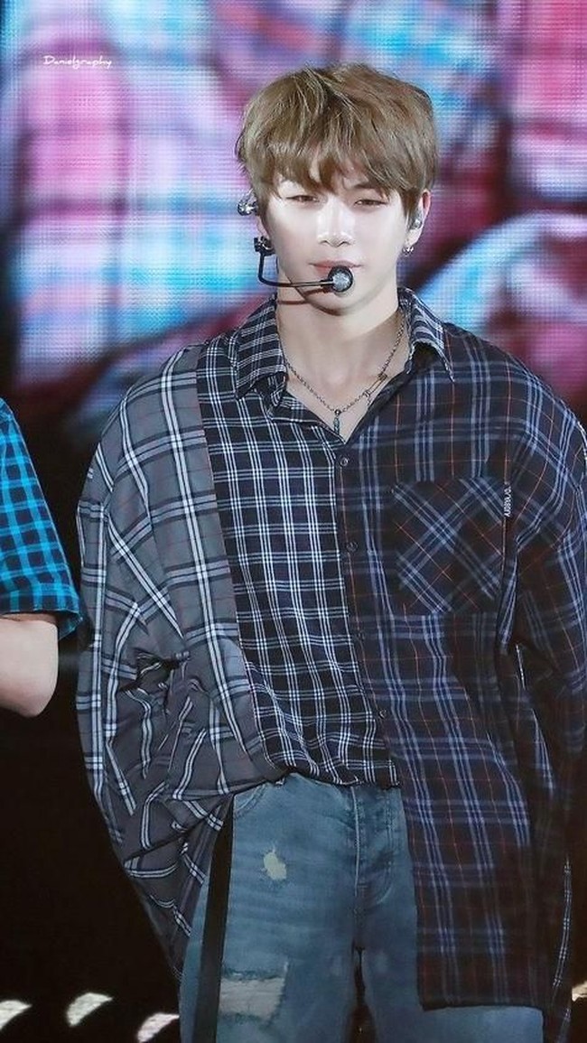 Kang Daniel punya kombinasi wajah imut dan tubuh atletis. Dada bidangnya membuat para penggemar semakin naksir dengan personel Wanna One yang jago nge-dance ini. (Foto: Istimewa)