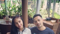Sudah lama menikah, Oka dan sang istri tetap romantis bersama. Ini foto mereka ketika makan bersama di sebuah restoran. Foto: Instagram @oks_antara