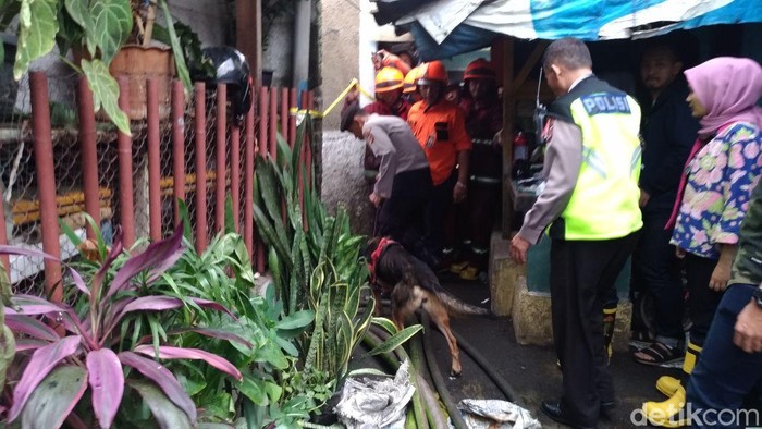 Anjing Pelacak Cari Bocah Korban Kebakaran di Bandung