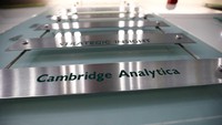 Cambridge Analytica Bangkrut. Perusahaan yang menjadi pusat perhatian internasional karena skandal data privasi Facebook, Cambridge Analytica sekarang menyatakan diri bangkrut setelah menjadi bahan olok-olok.Dalam pernyataannya, Cambridge Analytica mengatakan mereka menjadi bahan olok-olok dan dipersalahkan, padahal apa yang mereka lakukan adalah hal yang tidak melanggar hukum dan sudah merupakan kebiasaan yang dilakukan di dunia periklanan. Foto: Australia Plus ABC