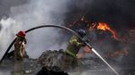 Kebakaran Mengerikan di Pusat Daur Ulang Ban