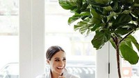 Mengenakan baju casual dan sepatu kets, Meghan terlihat senang sekali menikmati kelapa muda utuh dan sepiring salad. Foto: Instagram @meghanmarkle_hd