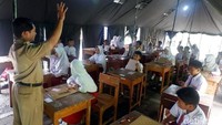 Sebanyak 25 siswa SDN 1 Kasinoman Kecamatan Kalibening, Banjarnegara terpaksa mengikuti Ujian Nasional (UN) di dalam tenda. Sebab, gedung SD tersebut tidak memungkinkan digunakan untuk UN karena rusak akibat gempa. Uje Hartono/detikcom.