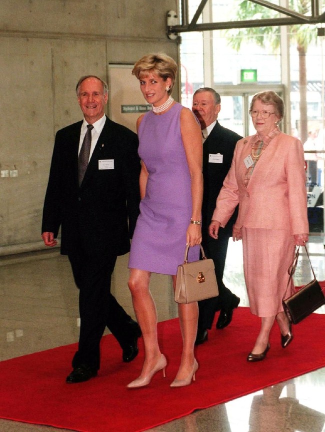 Putri Diana juga mempopulerkan perhiasan mutiara, yang kerap dikenakannya sebagai kalung. Begitu pula little black dress off shoulder rancangan Christina Stambolian yang populer dengan sebutan revenge dress. Foto: Getty Images