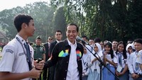 Tak lupa, Jokowi mengajak mereka nge-vlog. Para peserta antusias mengikuti acara ini.