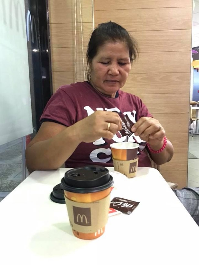 Minum kopimu selagi panas. Sama halnya orangtua, beri mereka cinta sebelum semuanya terlambat, tambah Rizalyn di postingan yang juga menyertakan foto ibunya saat minum kopi di sebuah restoran. Foto: Facebook