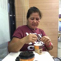 Minum kopimu selagi panas. Sama halnya orangtua, beri mereka cinta sebelum semuanya terlambat, tambah Rizalyn di postingan yang juga menyertakan foto ibunya saat minum kopi di sebuah restoran. Foto: Facebook