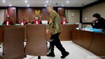 Eks Dirjen Hubla Menangis saat Baca Pledoi