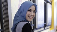 Senyum manisnya kala berpose di depan kamera. Pool/Palevi S/detikFoto.