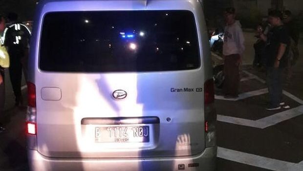 Kecelakaan diduga akibat sopir mengantuk.