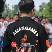 Presiden RI Joko Widodo (Jokowi) kembali menjadi perhatian setelah mengenakan jaket hitam bertema Asian Games. Jaket Asian Games Jokowi merupakan karya industri kreatif lokal Nevertoolavish. Jaket Asian Games yang terbuat dari bahan cotton fleece ini bisa didapati dengan harga Rp 4 juta. Desain jaket Asian Games ini pun terlihat istimewa karena dilukis tangan pada gambar di bagian punggung, lengan dan dada jaket. Foto: Biro Pers Setpres