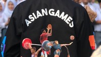 Cerita di Balik Jaket Baru Jokowi untuk Promosikan Asian Games. Presiden Joko Widodo pagi ini memakai jaket baru untuk mempromosikan Asian Games. Ternyata, pembuat jaket Asian Games ini masih sama dengan jaket jins Indonesia yang sebelumnya dipakai Jokowi.Jaket itu dirancang oleh brand lokal Never Too Lavish, yang didirikan Muhammad Haudy. Desain itu diminta khusus oleh Jokowi untuk mempromosikan Asian Games. Foto: Biro Pers Setpres