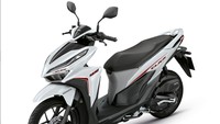 Di instrument cluster digital ada tampilan sisa bahan bakar, jam, peringatan penggantian oli dan aki, serta jarak tempuh. Motor ini dibekali dengan kaliper merah, pelek alloy sporty, dan ban tubeless lebar. Honda Click 150i di Thailand dijual 60.200 baht atau setara Rp 26,5 juta. Foto: dok. Honda