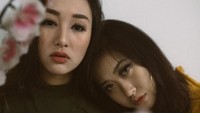 Dua sahabat ini, Whitney dan Kathy Indera berseteru. Gara-garanya, Kathy mengaku berpacaran dengan Young Lex. Sementara Whitney adalah mantan pacar Young Lex. Foto: Instagram Whitney