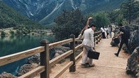 Sudah cantik dari sananya tak membuat pemerintah China tutup mata dengan tempat ini. Blue Moon Valley tetap dipercantik dengan kombinasi bunga, ngarai, dan padang rumput buatan yang mengelilingi danau (nympnim/Instagram)