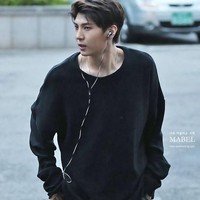 Leo VIXX punya perawakan tubuh tinggi dan kekar yang membuat wanita ingin dilindungi. Dada bidang Leo pun terlihat menonjol ketika mengenakan atasan pas badan. (Foto: Istimewa)