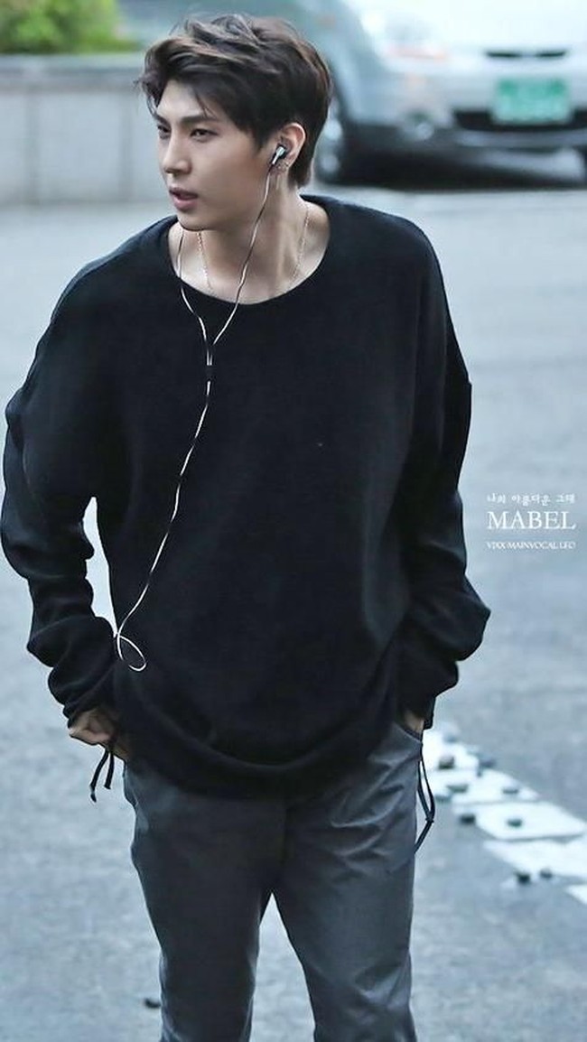 Leo VIXX punya perawakan tubuh tinggi dan kekar yang membuat wanita ingin dilindungi. Dada bidang Leo pun terlihat menonjol ketika mengenakan atasan pas badan. (Foto: Istimewa)