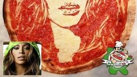 Kamu bisa tebak ini siapa? Beyonce yang sexy tersaji di atas pizza. Jadi sayang dimakan ya! Foto: Instagram masapizzart