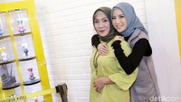 Kebersamaan Chacha dan sang ibu, Hera Sudiyar. Pool/Palevi S/detikFoto.