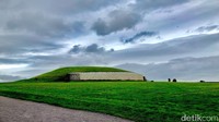 Para peneliti menilai Newgrange ini umurnya lebih tua dari piramida di Mesir atau Stonehenge di Inggris (7nitro3/Instagram)