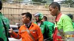 Foto: Aksi Ojol Bongkar Perbaikan Jalan Penyebab Macet di Casablanca