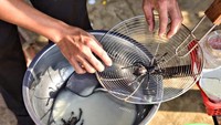 Sebuah sekolah masak di Siem Reap memberi kesempatan para turis untuk menggoreng sendiri tarantula yang akan dinikmati. Kamu berani coba? Foto: CNN