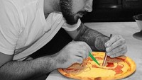 Begini aksi Matteo saat membuat pizza-pizza uniknya. Terlihat ia memanfaatkan pinset sebagai alat utama. Foto: Instagram masapizzart