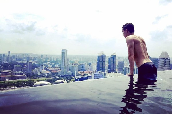Ada yang tahu ini Tom Holland lagi di mana? Ini saat dia di Singapura (tomholland2013/Instagram)