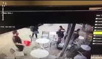 Waduh! Kelompok Pelajar Ini Disiram Air Bekas Pel oleh Barista
