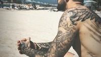 Sepertinya, pantai menjadi destinasi favorit para pemain Liverpool. Begitupun si tampan Danny Ings? (Ingstagram10/Instagram)
