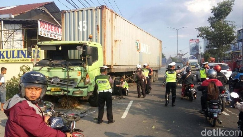 Tertabrak Truk Kontainer, Dua Pemotor Tewas di Magelang Tertabrak Truk Kontainer, Dua Pemotor Tewas di Magelang