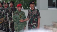 Jokowi-Sultan Brunei Kompak Berbaju Militer di Mabes TNI.  Selain Presiden Jokowi, Sultan Brunei Darussalam Sultan Haji Hassanal Bolkiah juga menghadiri acara pertunjukan kemampuan khusus anggota TNI di Mabes TNI. Sultan Bolkiah juga mengenakan kostum militer.Sultan Bolkiah tiba di Mabes TNI, Cilangkap, Kamis (3/5/2018) pukul 15.45 WIB. Sultan Bolkiah mengenakan kostum militer berwarna hijau dan baret merah. Foto: Andhika Prasetia/detikcom