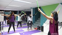 Pound fit dapat menjadi detox bagi kalian yang jarang berkeringat, tak suka lari, sering duduk terus dan terpapar AC. (Foto: Amanda Rachmadita; Teks: Frieda Isyana Putri)